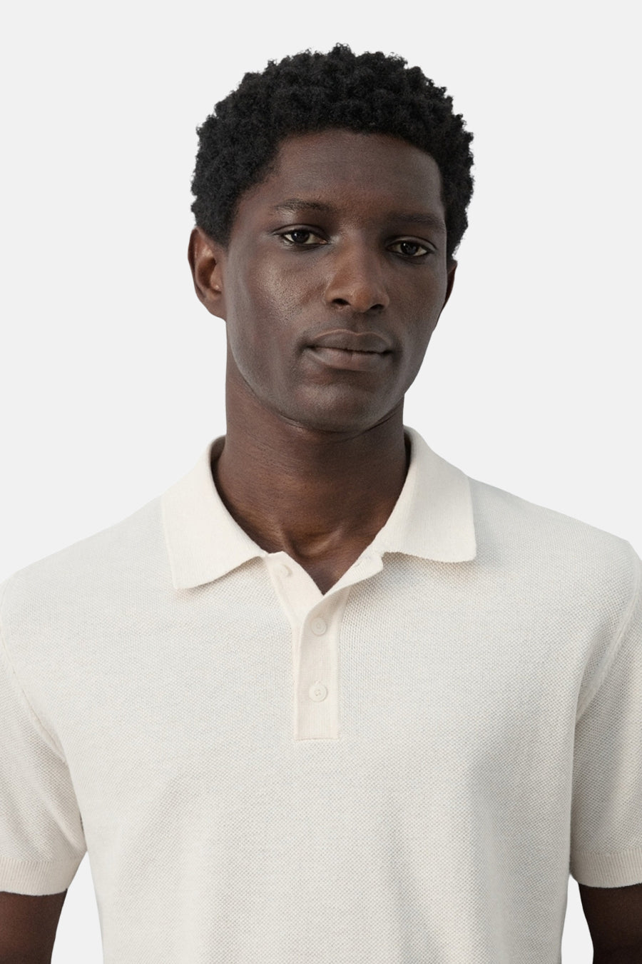 Polo écru de MANGO, gros plan, à manches courtes et fermeture boutonnée.
