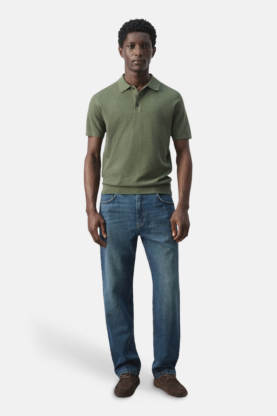Polo verte de MANGO, portée avec un jean et des mocassins en daim pour une tenue décontractée.