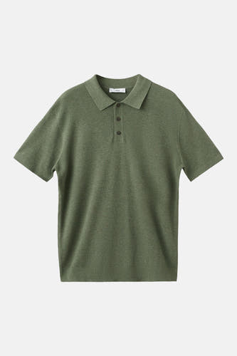 Polo verte MANGO à manches courtes et fermeture boutonnée.