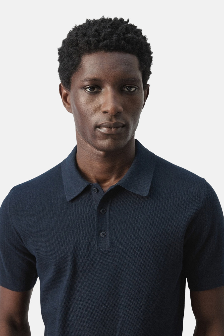 Polo bleue de MANGO, à manches courtes et à la texture fine.