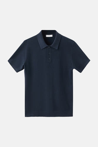 Polo bleue de MANGO, à manches courtes et boutonnée, sur fond blanc.