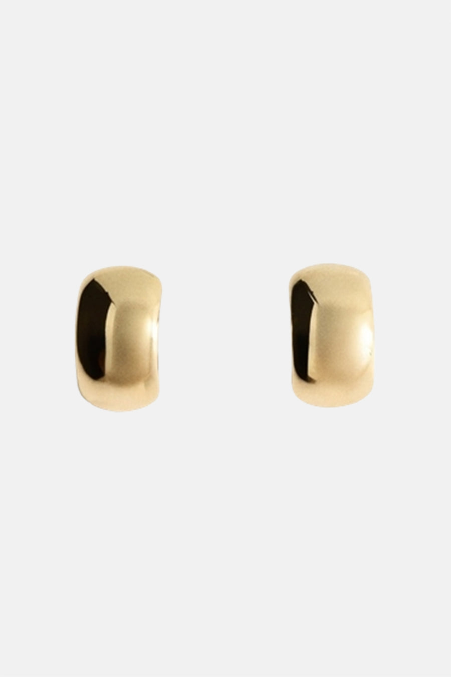 Boucles d'oreilles dorées de MANGO, présentées dans une boîte carrée avec une fenêtre découpée.