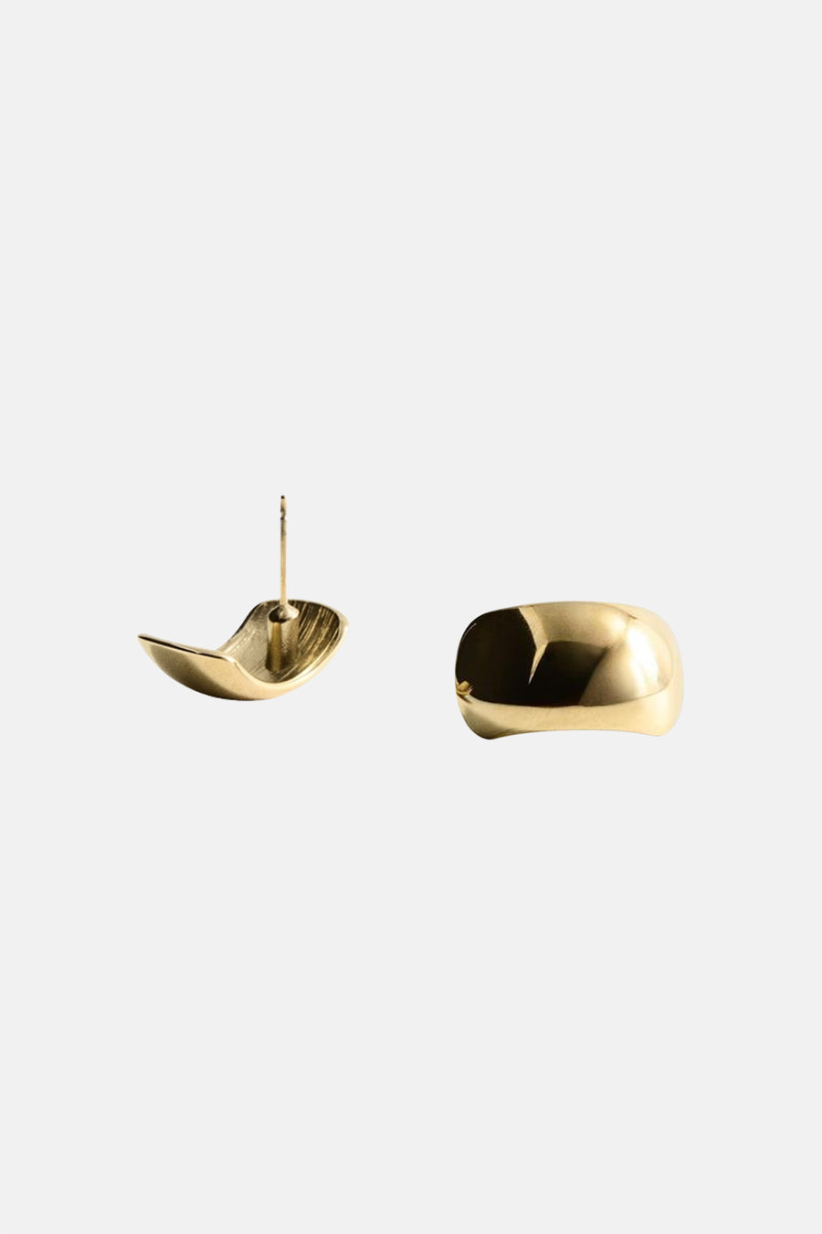 Boucles d'oreilles dorées de MANGO, avec une finition lisse et brillante sur fond blanc.