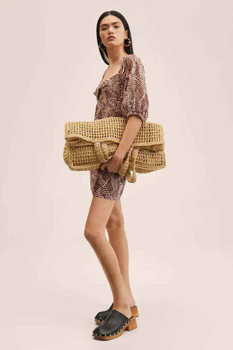 Robe marron de MANGO, avec manches courtes et un motif de feuilles.