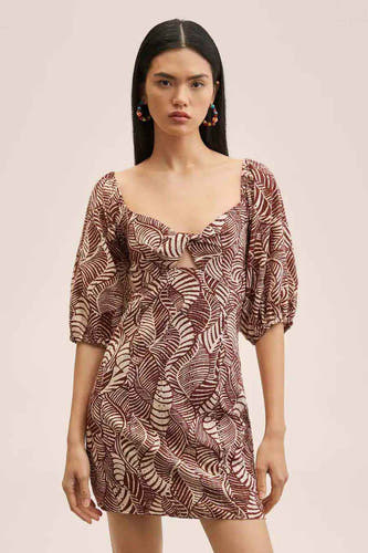 Robe courte marron de MANGO avec motif de feuille, manches bouffantes et détail décolleté.