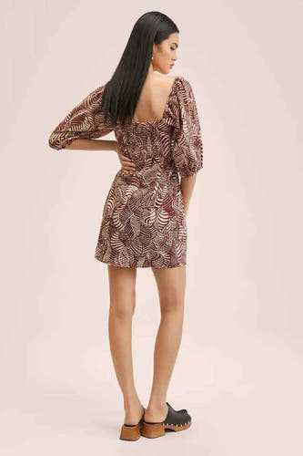 Robe courte marron de MANGO avec motif de feuille, encolure carrée et manches courtes bouffantes, vue de derrière.