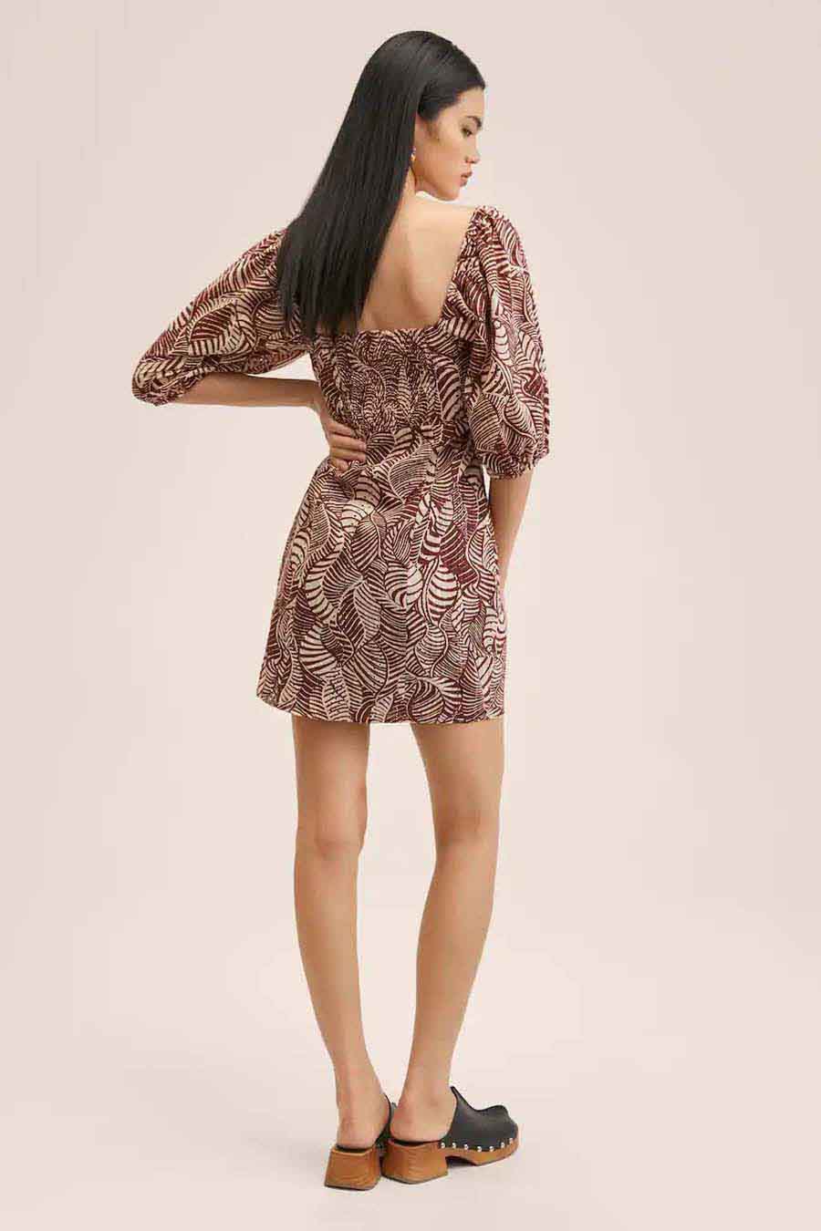 Robe courte marron de MANGO avec motif de feuille, encolure carrée et manches courtes bouffantes, vue de derrière.