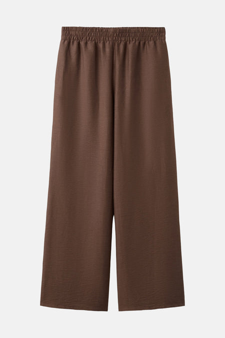 Pantalon marron de MANGO avec une taille élastique plissée et une couture verticale.