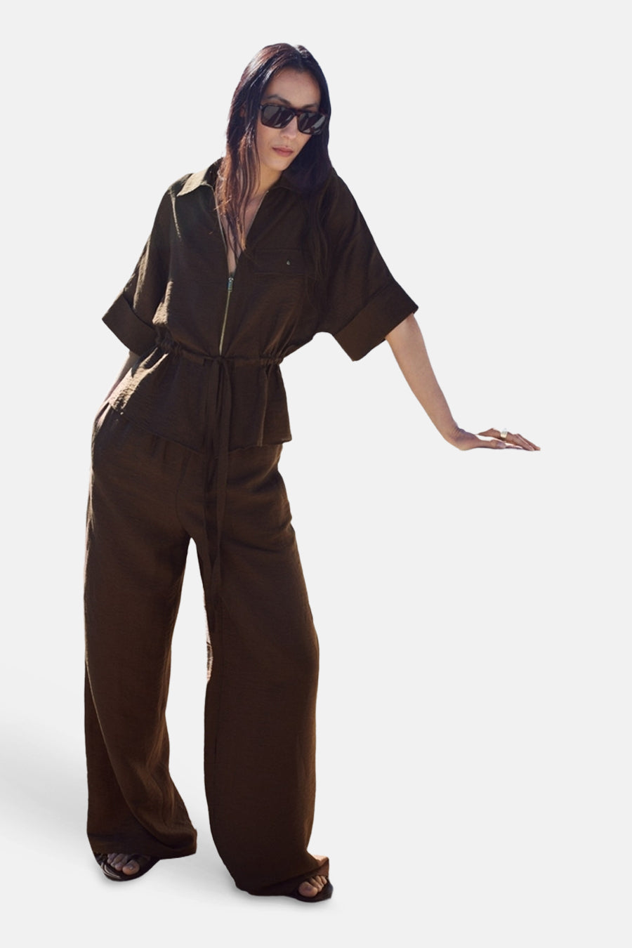 Pantalon large marron de MANGO, stylé dans le cadre d'une combinaison assortie avec des sandales.