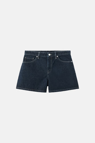 Short en jean bleu marine de MANGO, avec poches italiennes et jambes droites.