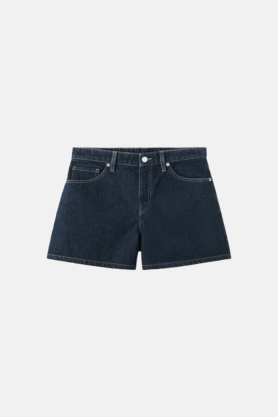 Short en jean bleu marine de MANGO, avec poches italiennes et jambes droites.