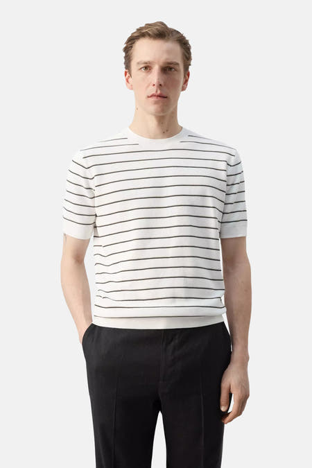 T-shirt multicolore à rayures de MANGO, à manches courtes, fines rayures horizontales et texture tricotée, vue de dos.