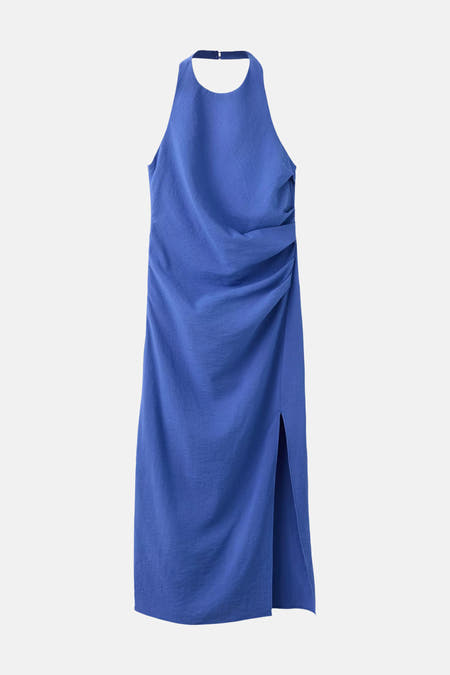 Robe courte bleue texturée sans manches de MANGO avec col licou, détail plissé sur le côté et fente latérale.