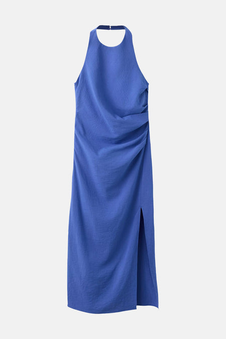 Robe courte bleue texturée sans manches de MANGO avec col licou, détail plissé sur le côté et fente latérale.