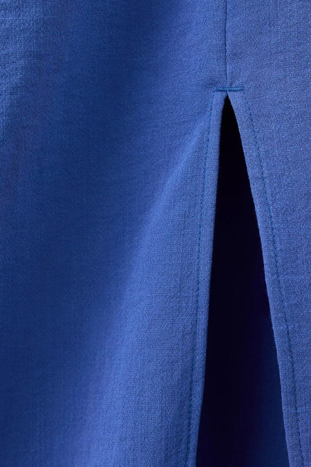 Robe sans manches bleue de MANGO avec une texture visible et une fente latérale.