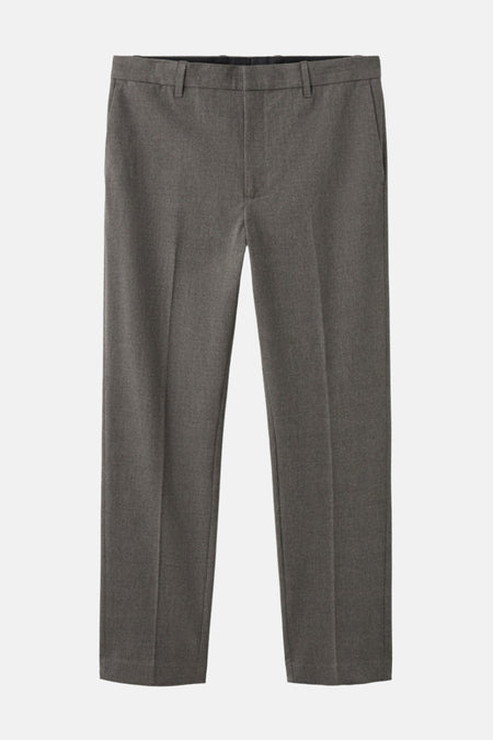 Pantalon gris de MANGO avec un tissu lisse et uniforme, des plis, sur un fond blanc.