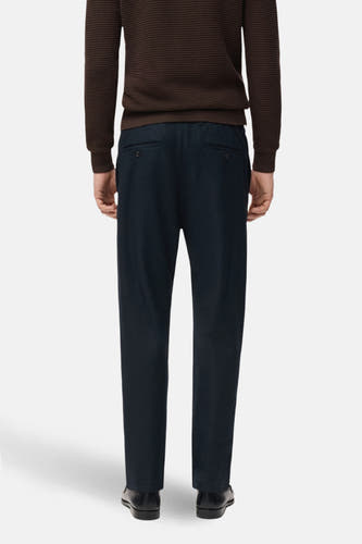 Pantalon bleu de MANGO, vu de de l'arrière, avec poches et une ceinture élastique.