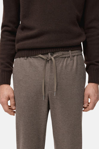 Pantalon marron de MANGO, avec cordon de serrage à la taille et une apparence décontractée.