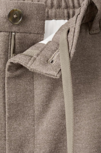 Grijze broek, open ritssluiting, knoop, koord.