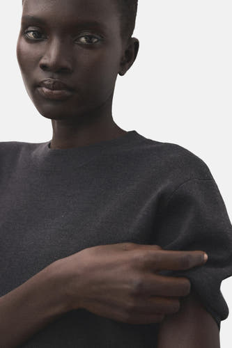 Sweat-shirt gris avec col rond de MANGO, en tissu fin et manches courtes, planche.