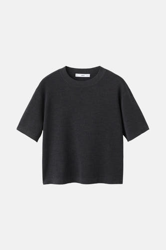 Sweat-shirt gris à col rond de MANGO, avec des manches courtes et une texture fine.