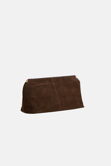 Sac à main marron de MANGO, avec une texture suède et une forme enveloppe élégante.