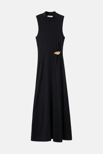 Robe noire sans manches de MANGO, avec un détail de feuille d'or sur le côté.