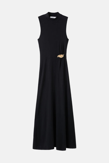 Zwarte, mouwloze midi-jurk met decoratieve bladspeld.
