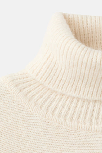 Ivoorwitte gebreide coltrui.