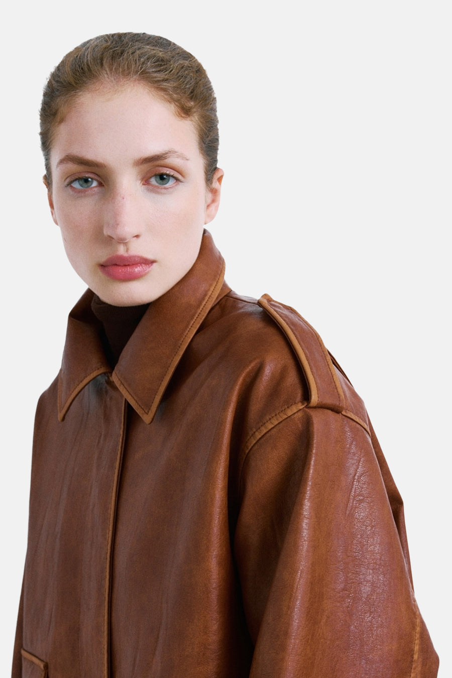 Veste courte marron de MANGO, avec col classique et détails d'épaules.