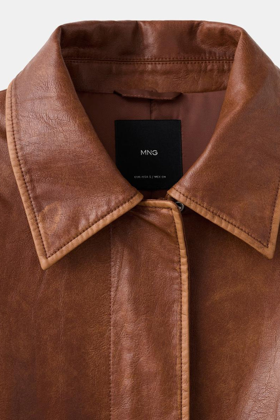Bruine korte jas van MANGO, met een klassieke kraag en een gladde lederlook textuur.