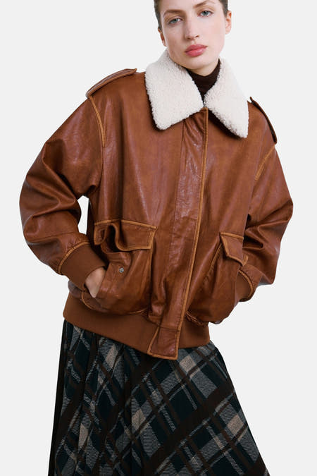 Manteau marron de MANGO avec un col teddy et de grandes poches.