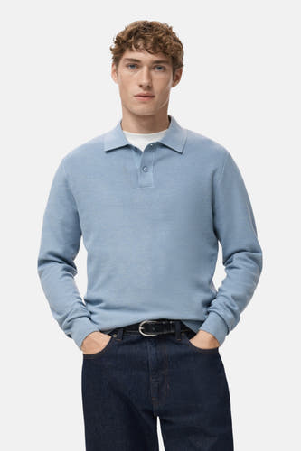 T-shirt bleu de MANGO, vu de de l'arrière, associé à des jeans foncés.