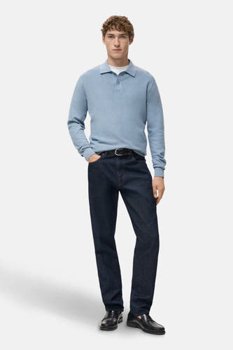 T-shirtue bleau de MANGO, combiné avec un T-shirt blanc, des jeans foncés avec une ceinture et des chaussures en cuir noir.
