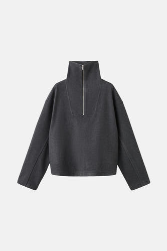 Gilet gris de MANGO, avec un col haut et une fermeture éclair courte.
