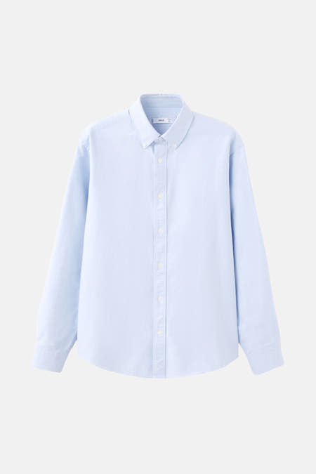 Chemise bleue à manches longues de MANGO, tissu uni et col boutonné.