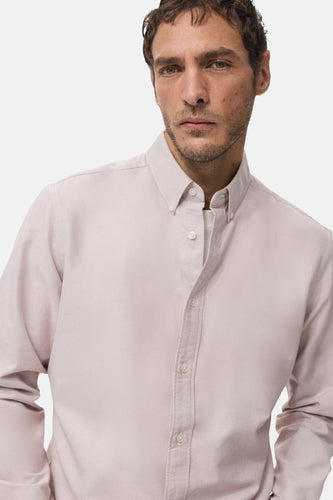 Man met een roze overhemd.
