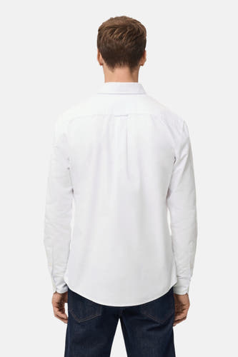 Wit overhemd met lange mouwen van MANGO, gezien van achteren, met donkere jeans.