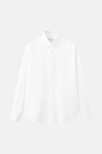 Chemise blanche à manches longues de MANGO, avec un dessin uni et un col classique.