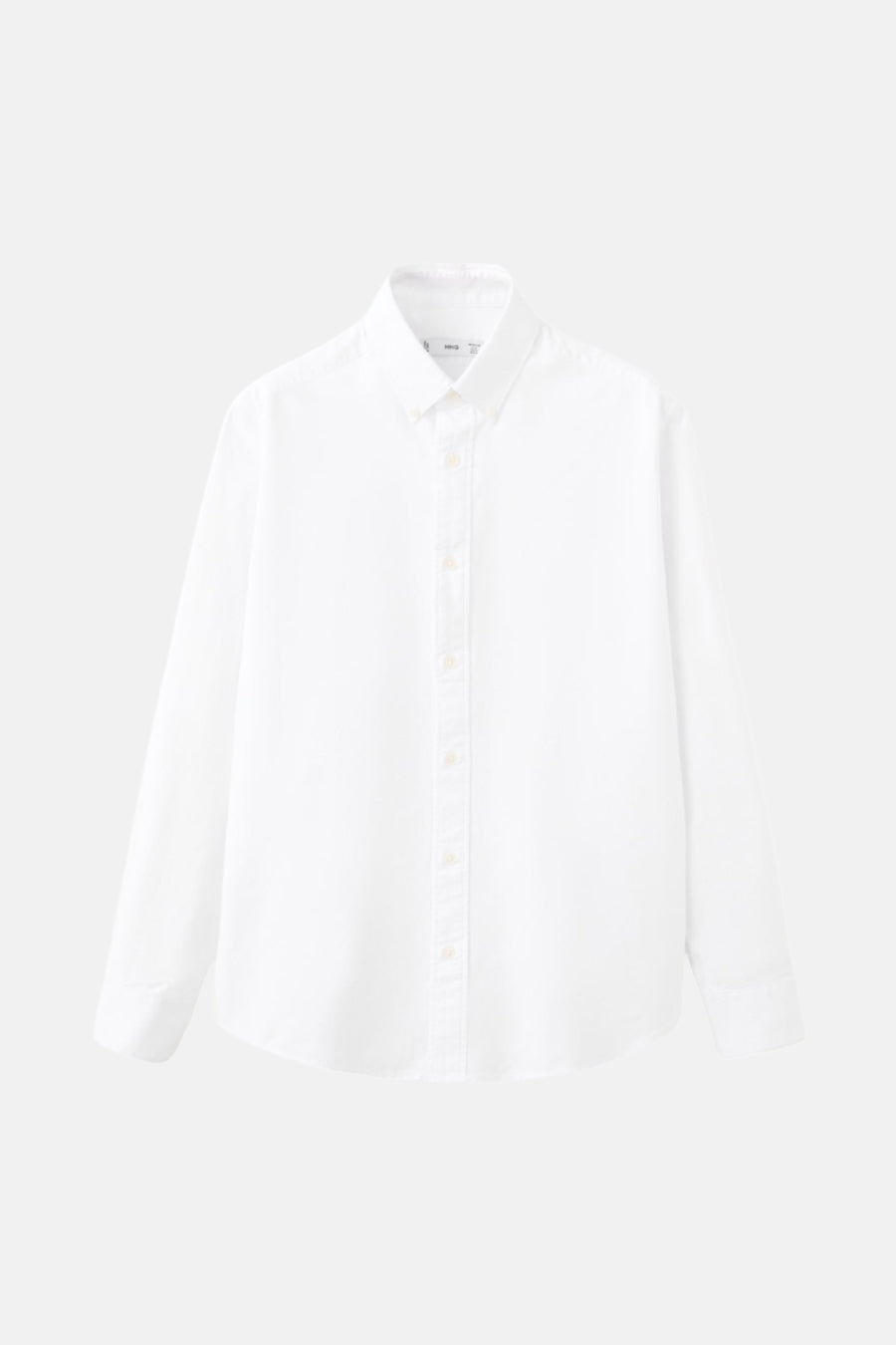 Chemise blanche à manches longues de MANGO, avec un dessin uni et un col classique.