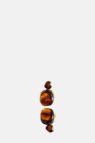 Gouden oorringen van MANGO met bruine stenen in een uniek design.