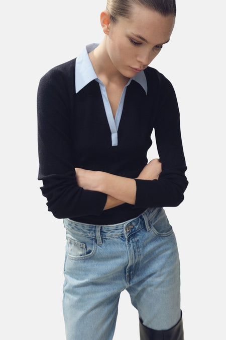 T-shirt bleu à col V de MANGO, avec longues manches et une blouse bleue claire en dessous, dos.