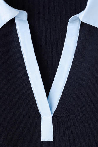Pull à col V bleu de MANGO, avec un col et des bordures bleu clair.