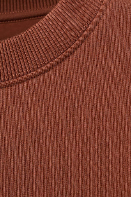 Bruine trui, ribgebreide hals.