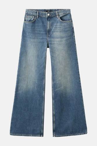 Jean droit en denim bleu de MANGO, avec un lavage vintage et des jambes larges.