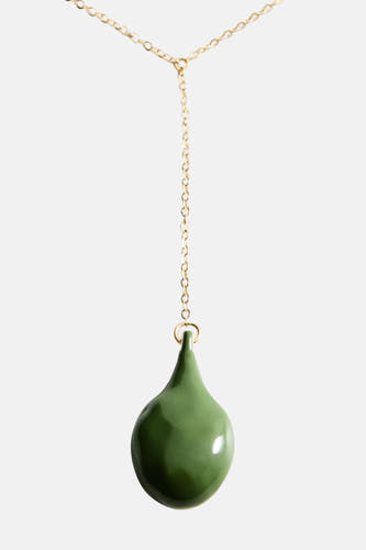 Collier long vert de MANGO, avec une chaîne dorée et un pendentif vert en forme de goutte.
