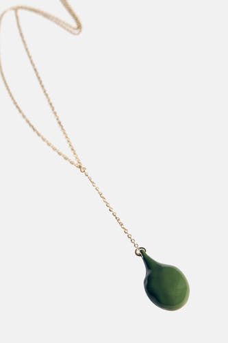 Collier long vert de MANGO avec un pendentif en forme de goutte et une chaîne dorée.