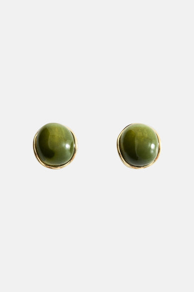 Boucles d'oreilles vertes de MANGO, avec des bords dorés et une surface brillante.