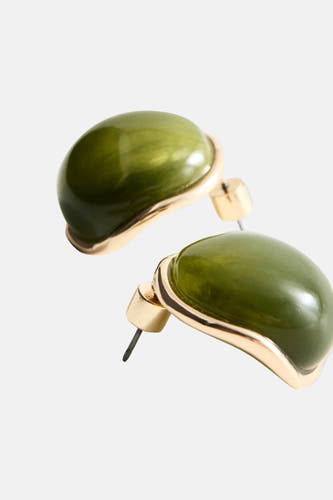 Boucles d'oreilles vertes de MANGO, avec des détails dorés et une finition lisse et brillante.