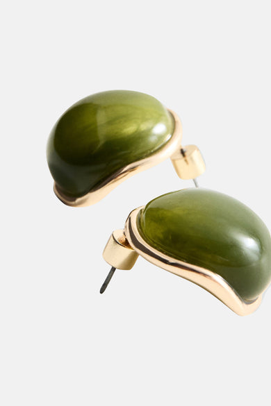 Boucles d'oreilles vertes de MANGO, avec des détails dorés et une finition lisse et brillante.